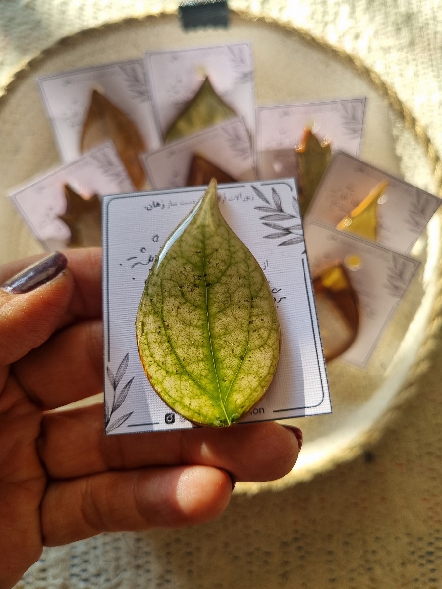 سنجاق سینه مردانه زنانه رهان مدل باد صبا جنس برگ و رزین